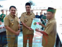 Wakil Bupati Jombang Sumrambah Secara Simbollis Menyerahkan Sertifikat PTSL Tahun 2022 di Desa Ceweng