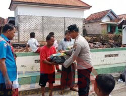 Polsek Proppo Salurkan Bansos Untuk Korban Kebakaran