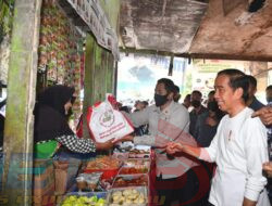 Kunjungi Pasar Batuphat Timur, Presiden Sapa Warga hingga Beri Sepeda