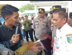 Pendemo Serahkan Perangkap Tikus Di Kantor Bupati, Minta Periksa Oknum Ka BPKAD Atas Dugaan Pelanggaran