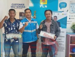 Kepala ULP PLN Sampang Salurkan Bantuan Lampu Untuk Warga Terdampak Pemadaman Bergilir