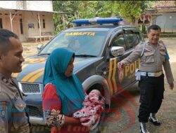 Personil Polsek Torjun Antar Ibu Bersalin Pulang Setelah Suami Curhat Ke Polisi Butuh Kendaraan