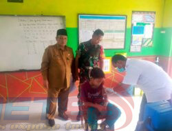 Babinsa Koramil 0826-01 Pamekasan Pendampingan Imunisasi Campak di SDN 8 Jungcangcang