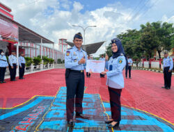 Pemberian Penghargaan Pegawai Teladan Lapas Narkotika Kelas IIA Pamekasan Triwulan Pertama
