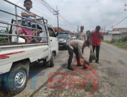 Jajaran Polsek Proppo Gelar Karya Bakti, Tambal Jalan Berlubang