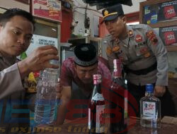 5 Desa Dirazia, Polsek Tayu Amankan 411 Botol Miras