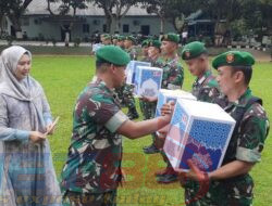 Dandim 0826/Pamekasan Serahkan Bingkisan Lebaran Untuk Prajurit Dan PNS