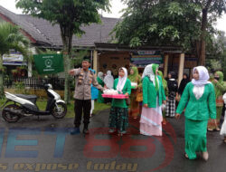 Kapolsek Curahdami Bersama PAC Fatayat dan PAC Muslimat NU Laksanakan Kegiatan Bagi-bagi Takjil