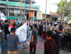 AAR Adakan Unras di Polres Sumenep, Puluhan Anggota Polwan Diterjunkan Untuk Pengamanan