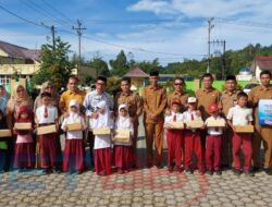 Pj Bupati Simeulue Serahkan Bantuan kepada Siswa Kurang Mampu dan Anak Mualaf
