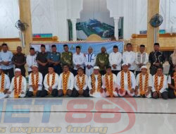 Pejabat Bupati Ahmadlyah Peusejuk 27 Calon Jamaah Haji di Simeulue