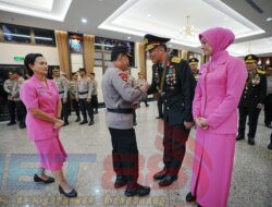 Kapolri Sematkan Tanda Kehormatan Bintang Bhayangkara Pratama ke 22 Pati Polri