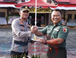 Kapolres Sampang Saat Pimpin Tradisi Korps Rapor Kenaikan Pangkat Diberi Kejutan Oleh Dandim 0828 Sampang