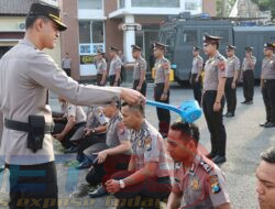 Tradisi Kenaikkan Pangkat, Kapolres Siram Air Kembang 38 Personil Polri dan ASN Polres Pamekasan