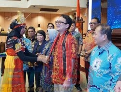 Viral…! Duta Maritim Asal NTT Kalungkan Selendang Tenun Ikat Pada Wamendag RI