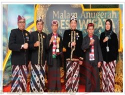 Banjir Prestasi, Aba Idi Makin Karismatik Kenakan Baju Adat Sampang di Ajang ADWI 2023