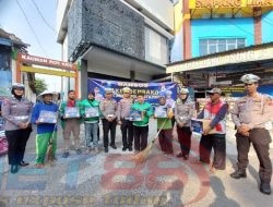 Warga Terima Bantuan, Satlantas Polresta Pati Bagikan Paket Sembako