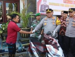 Ungkap Kasus Curanmor, Kapolres Pamekasan Mengembalikan Motor Kepada Pemiliknya