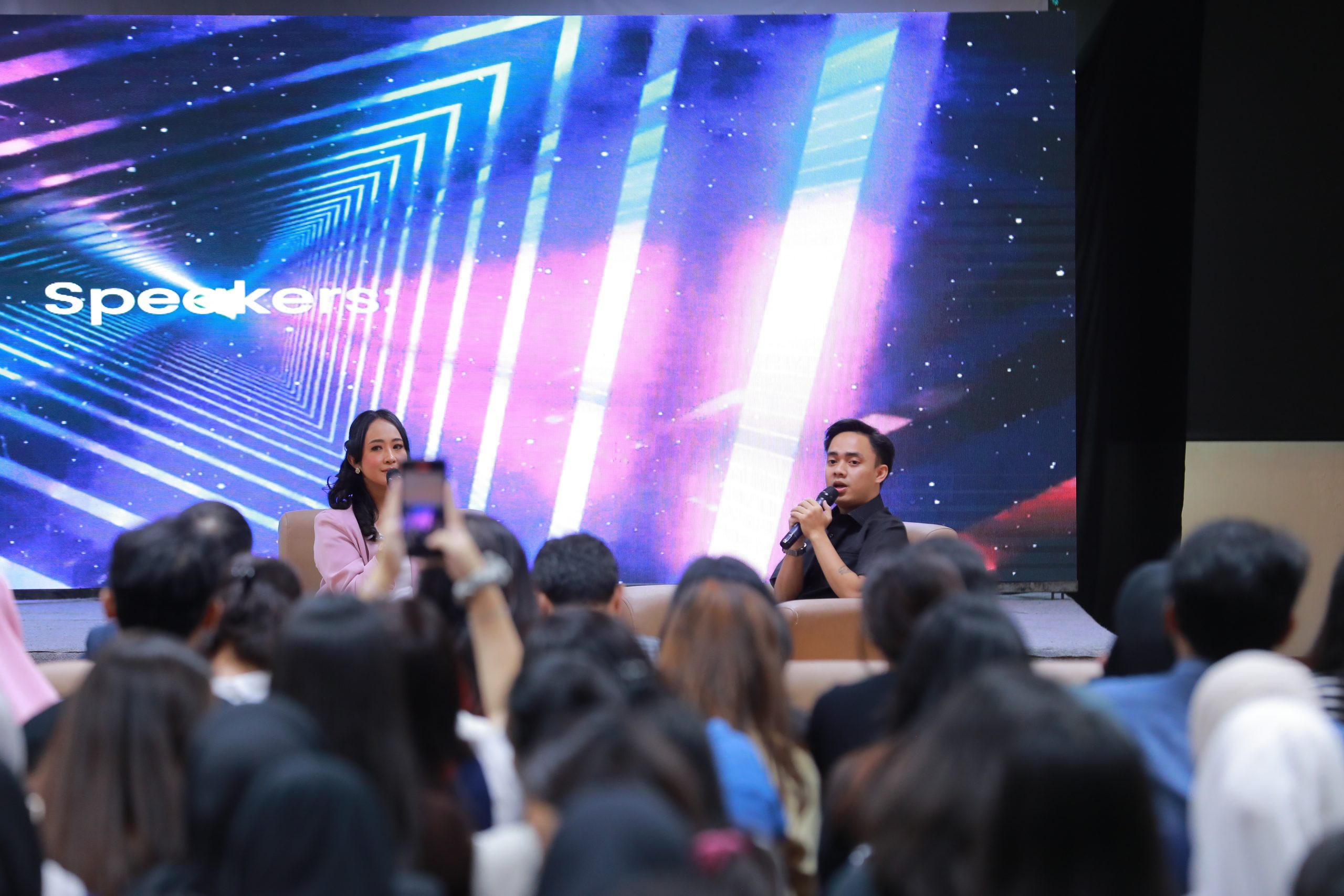 Peran anak muda di era digital sangatlah krusial untuk menentukan kemana arah perkembangan teknologi di masa mendatang.