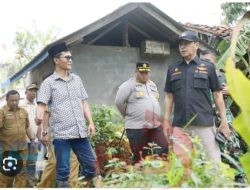 PJ.Bupati Pamekasan Berikan Bantuan Yang Terdampak Angin Puting Beliung