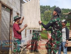 Satgas TMMD Ke-119 Kodim Pamekasan Bersama Warga Bangun Rumah Milik Hosna