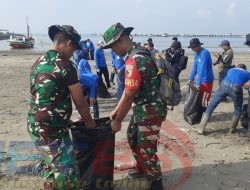 Peduli Lingkungan Kodim 0826/Pamekasan Bersih-bersih Pantai