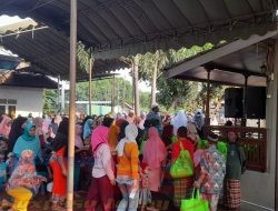 Warga Banjiri Kediaman Owner Mitra Sehat, Hadiri Bagi Bagi Sembako