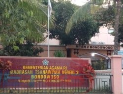 MTS Negeri 2 Bondowoso Seakan Akan Remehkan Lambang Negara, Bendera Merah Putih Berkibar Dengan Warna Kusam dan Sobek