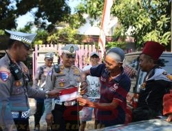 Satlantas Polres Bondowoso Bagikan Bendera Merah Putih di Pasar Hewan