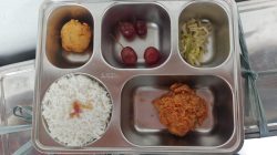 Menu Rp15 Ribu Cuma Nasi dan Sayur? Program Makan SPPG Jrengik Disorot Tajam!”