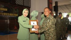 Letkol Inf Ugroseno Bersama Ketua Persit Mendapatkan Piagam Saat HUT Brigif 9/DY Kostrad