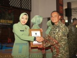 Letkol Inf Ugroseno Bersama Ketua Persit Mendapatkan Piagam Saat HUT Brigif 9/DY Kostrad