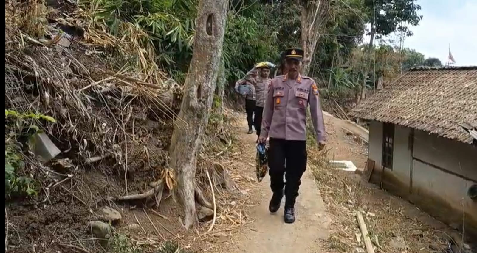 Sambut HUT RI ke-81 dengan Berbagi, Polsek Pakem Sambangi Kaum Duafa dari Rumah ke Rumah